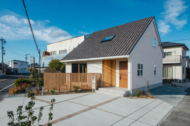 三角屋根のナチュラルな外観