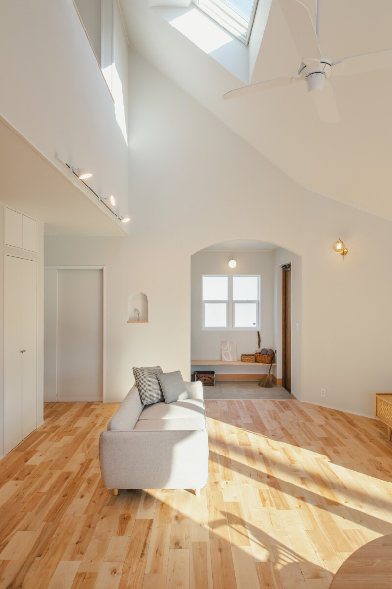 天窓からの陽光が心地よいリビング